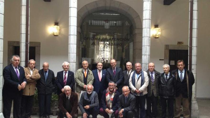 Los cronistas de Asturias, reunidos en octubre en Pravia, con el alcalde, Antonio de Luis Solar (sexto por la derecha, de pie).