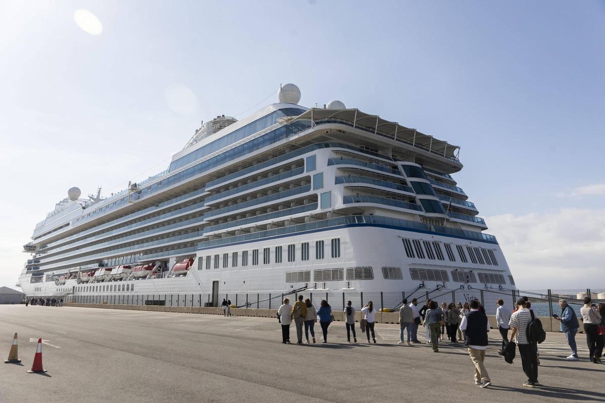 El buque 'Oceania Vista', de la naviera Oceania Cruises, atracado en el Puerto de València.