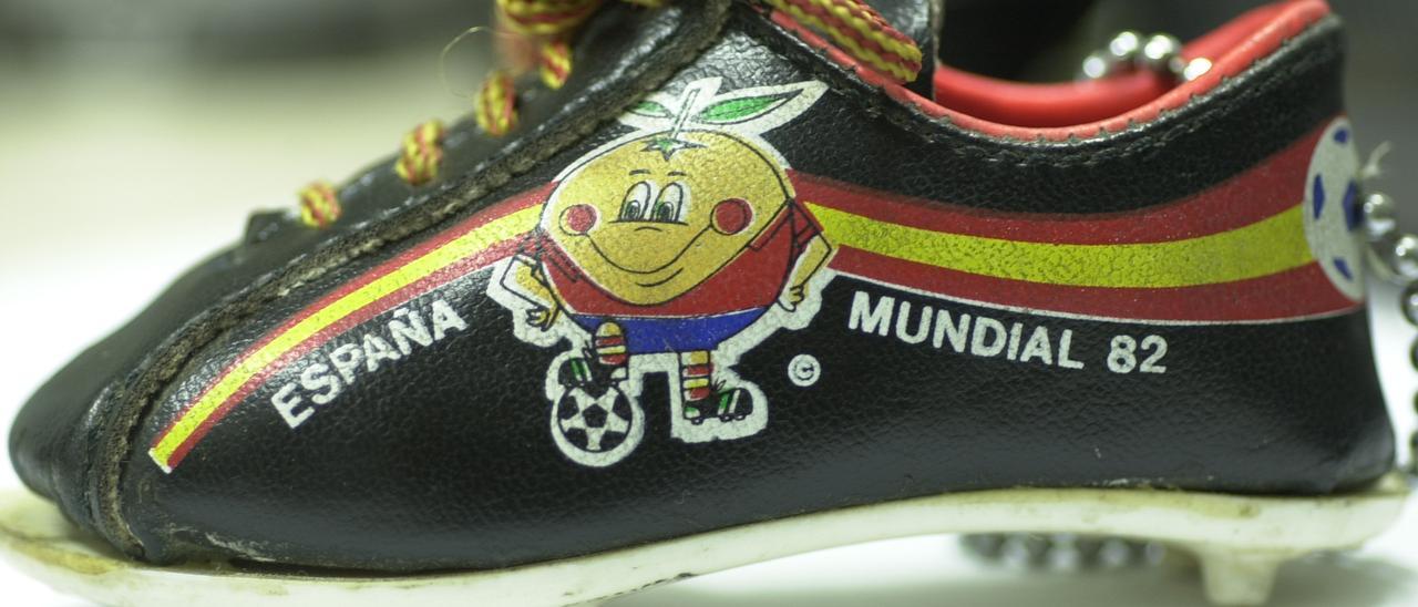 Botas de fútbol con el logo de Naranjito, mascota del Mundial de España 1982.