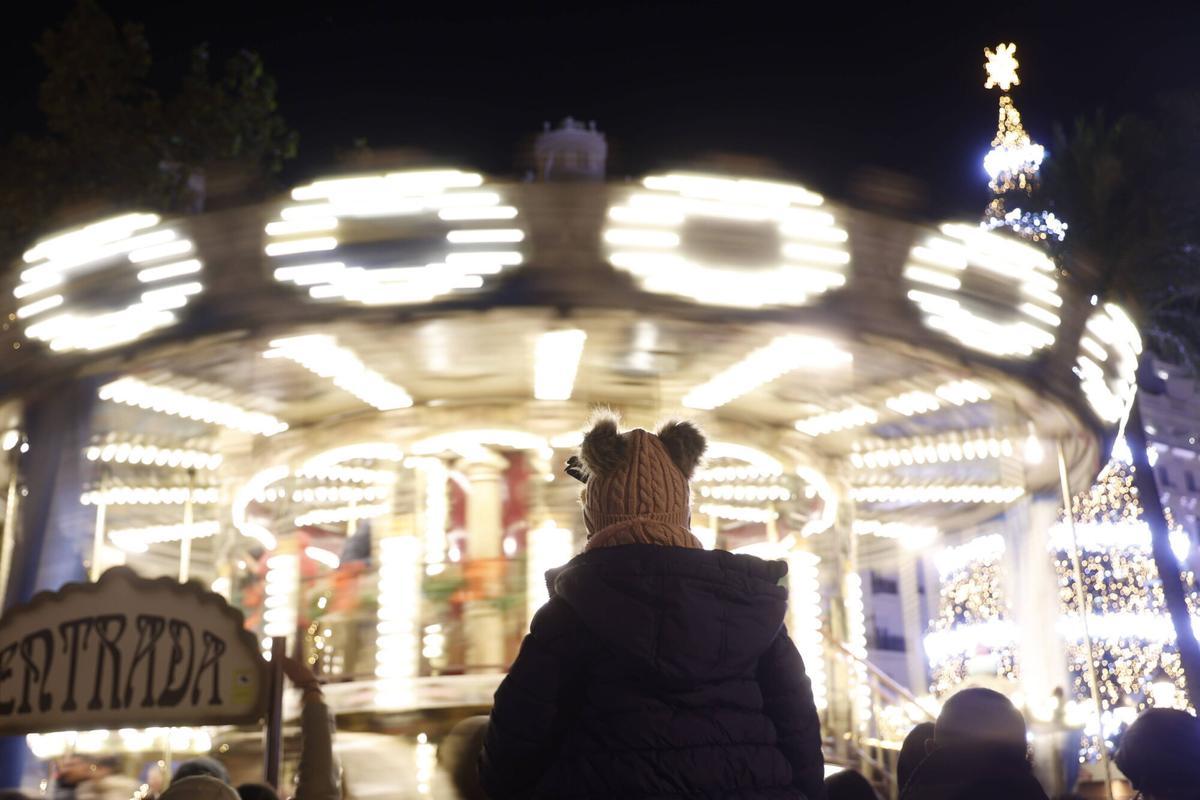 Valencia. VLC. Masiva asistencia al encendido de luces y del árbol de Navidad en la plaza del Ayuntamiento de Valencia