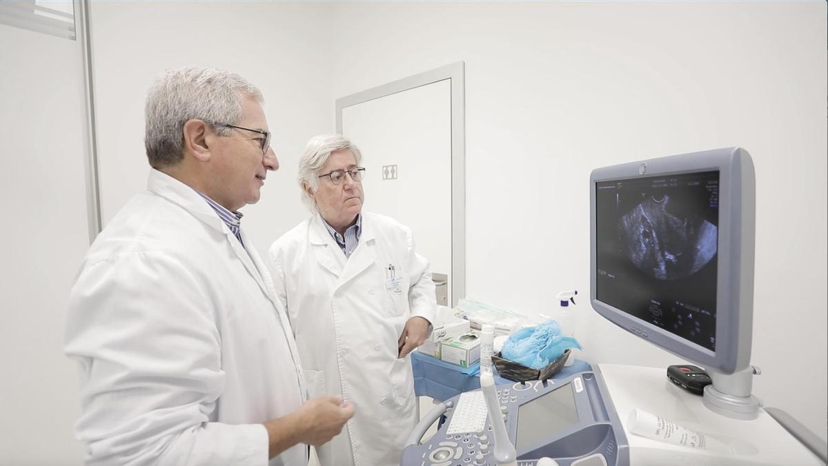 El doctor Manuel Lloret junto al doctor López Gálvez en una consulta de ginecología.