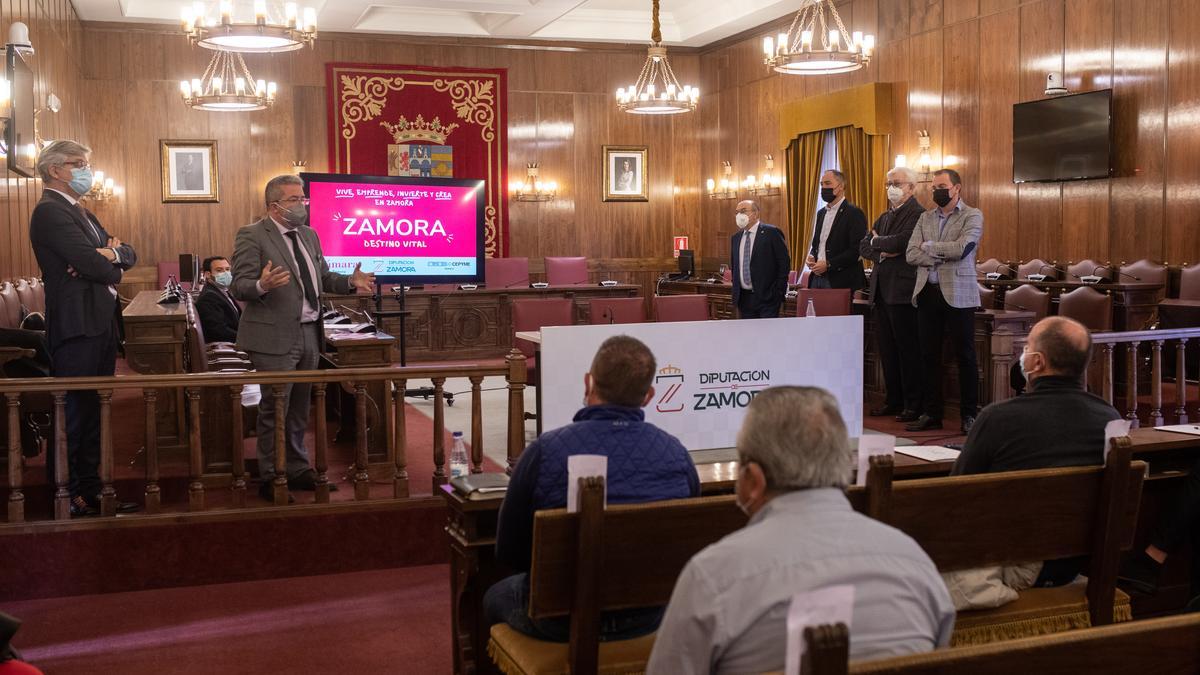 Reunión entre alcaldes y miembros del proyecto.