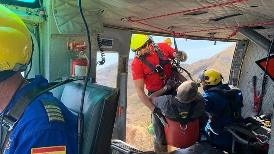 Rescatan con un helicóptero a un senderista tras desmayarse en Cabo Tiñoso