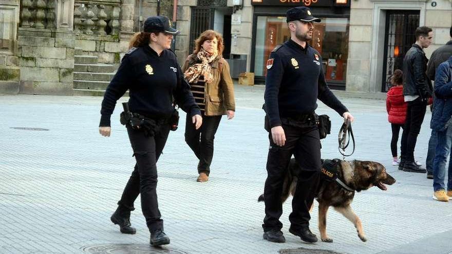 Efectivos de la Policía Nacional realizan labores de prevención en el centro de la ciudad. // Rafa Vázquez