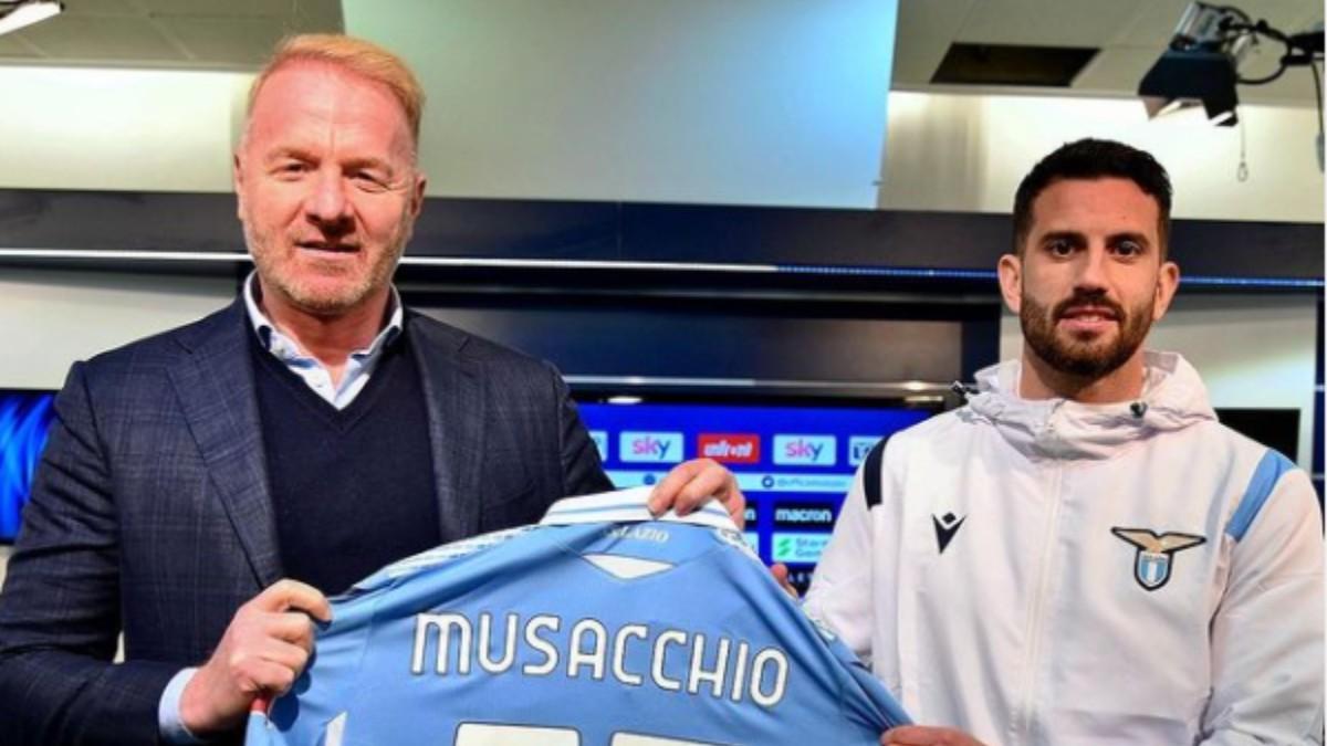 Igli Tare, director deportivo y exfutbolista de la Lazio, presentando a Musacchio