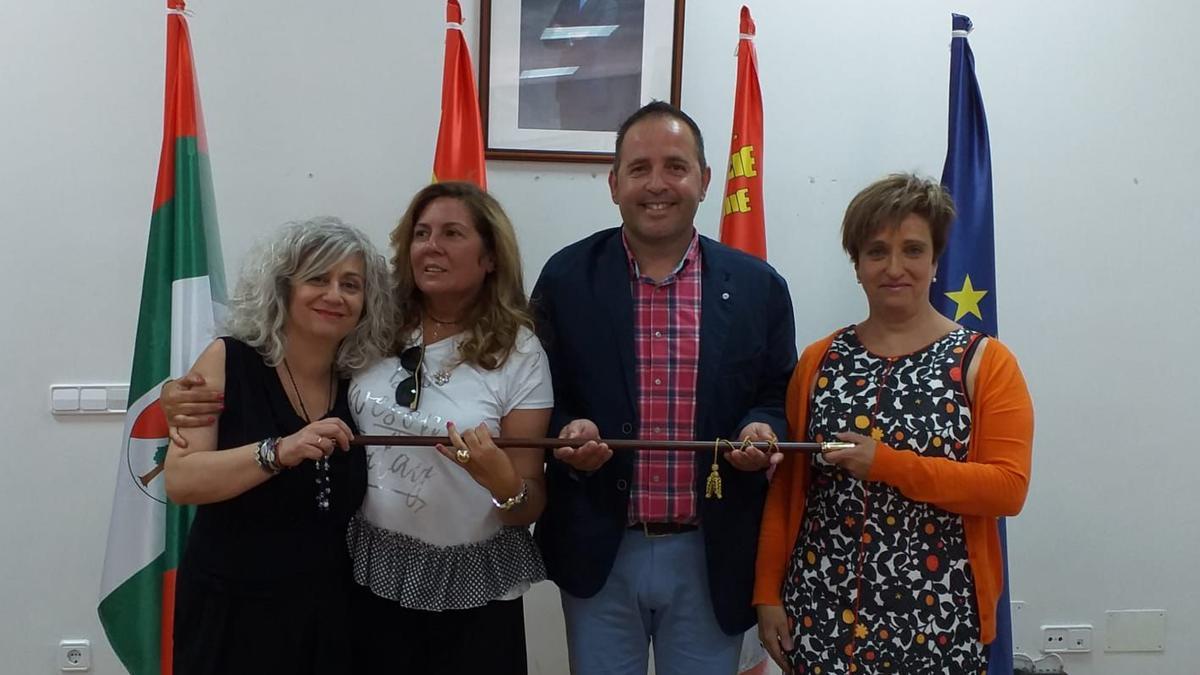 Isabel Rodríguez, Manuela Bouzada, Roberto Fuentes y Carmen Díez el día de la constitución de los ayuntamientos, tras firmar el pacto para repartirse el poder dos años cada partido