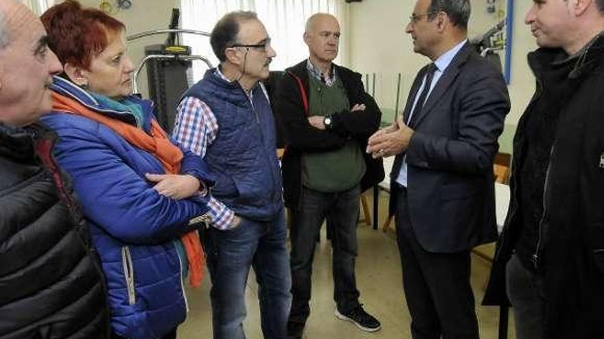 Miguel Gómez, María Gloria Velasco, Gaspar Lobo y Joaquín García, de la asociación de vecinos, con Fernando Lastra y David Moreno.