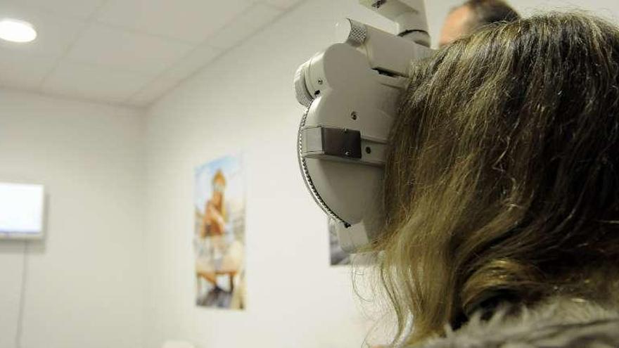 Una joven se somete a una consulta en una óptica de Lalín. // Bernabé/Javier Lalín