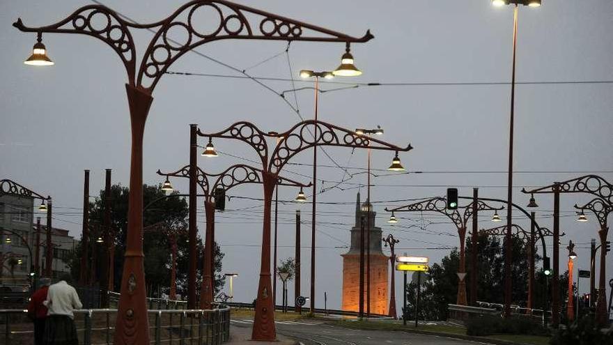 Farolas iluminadas en el entorno de la Torre de Hércules de A Coruña. // Juan Varela