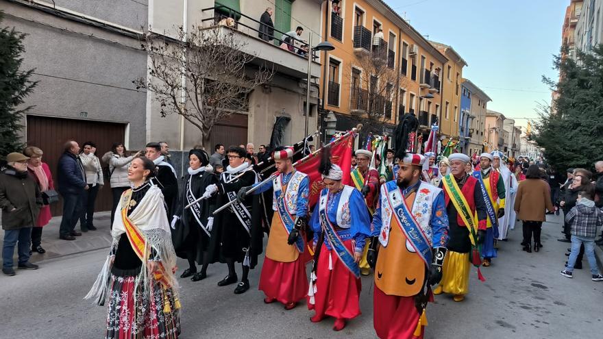 Villena vibra a seis meses de las Fiestas con el desfile del Ecuador