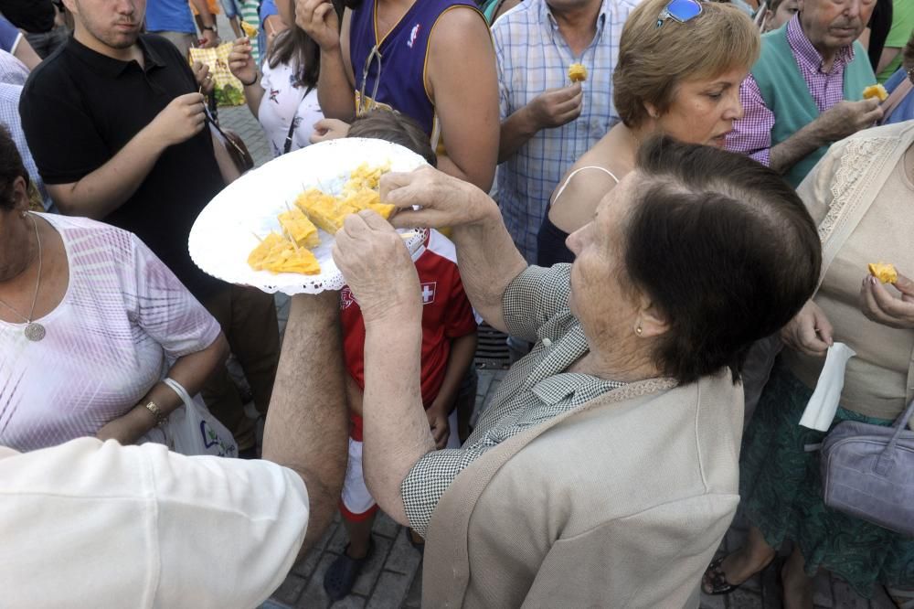 Concurso de tortilla en la fiesta de O Castrillón