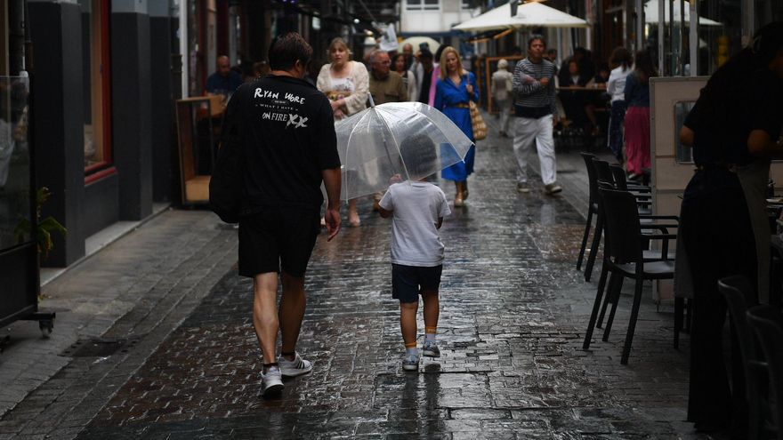 La lluvia sorprende a los coruñeses, que tienen que volver a sacar los paraguas