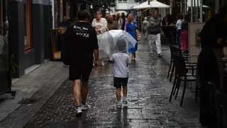 La lluvia sorprende a los coruñeses, que tienen que volver a sacar los paraguas