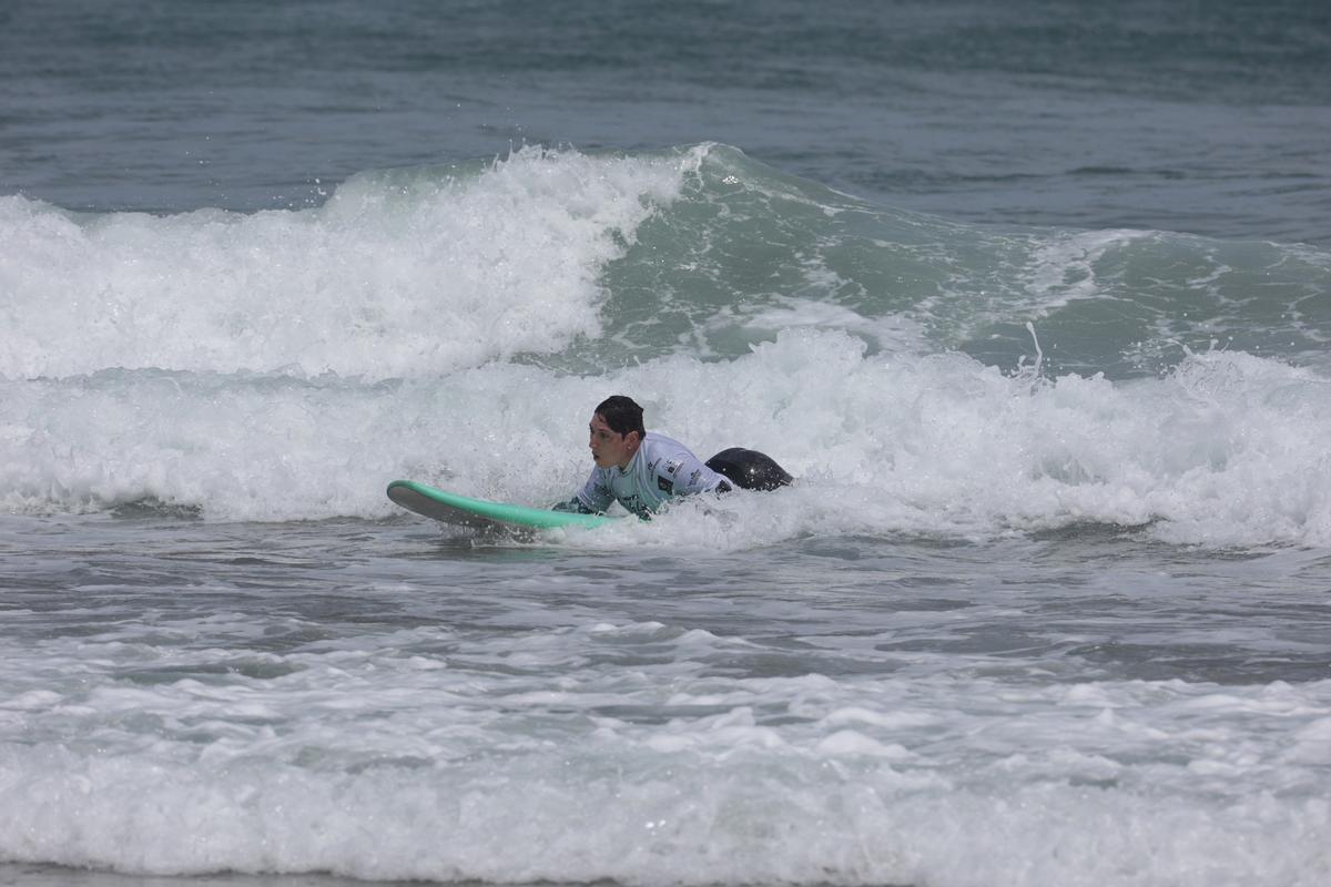 Anna Ortiz quedó segunda en el campeonato de España de parasurfing Gran Canaria Surf No Limits.