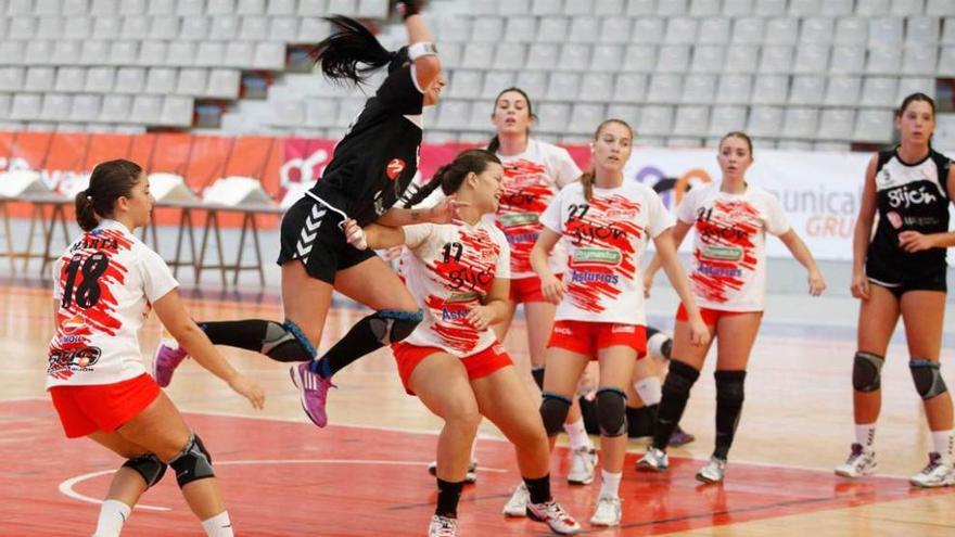 Una acción del partido entre el Mavi NT y el Balonmano Gijón.