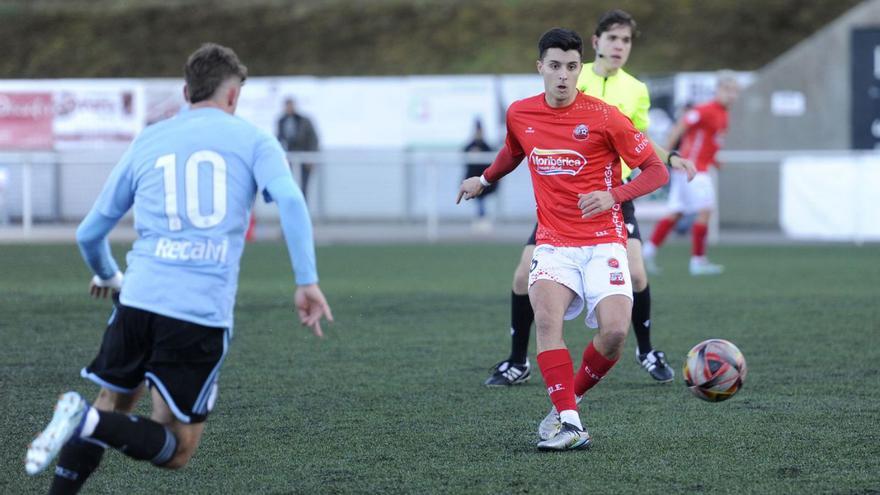 Un jugador del Estradense pasa el balón durante un encuentro de Liga. |  // BERNABÉ/JAVIER LALÍN