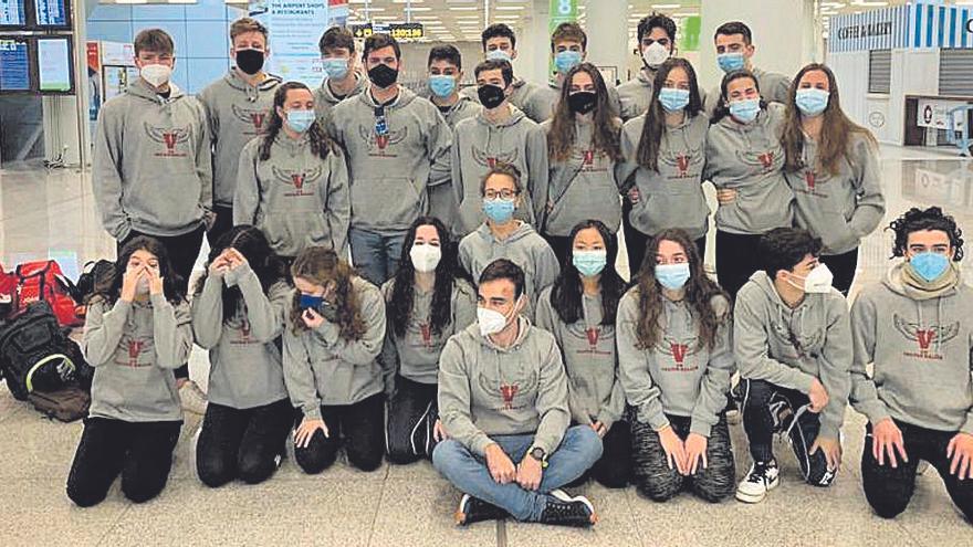 Los dos equipos del CN Voltor Balear, antes de viajar rumbo a Castellón.