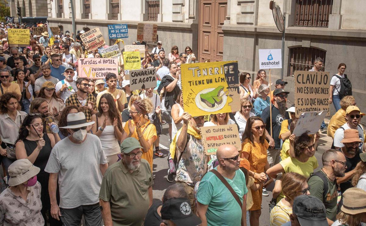 Manifestación contra el modelo de turismo masivo en Santa Cruz de Tenerife.