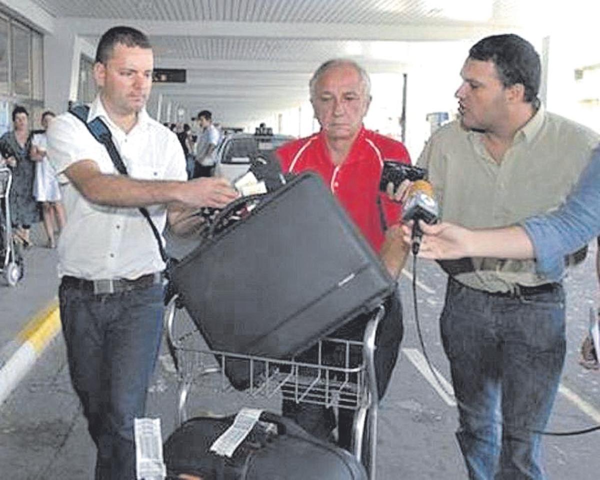 Tripulación del barco a su llegada a Canarias en 2008, con periodistas.