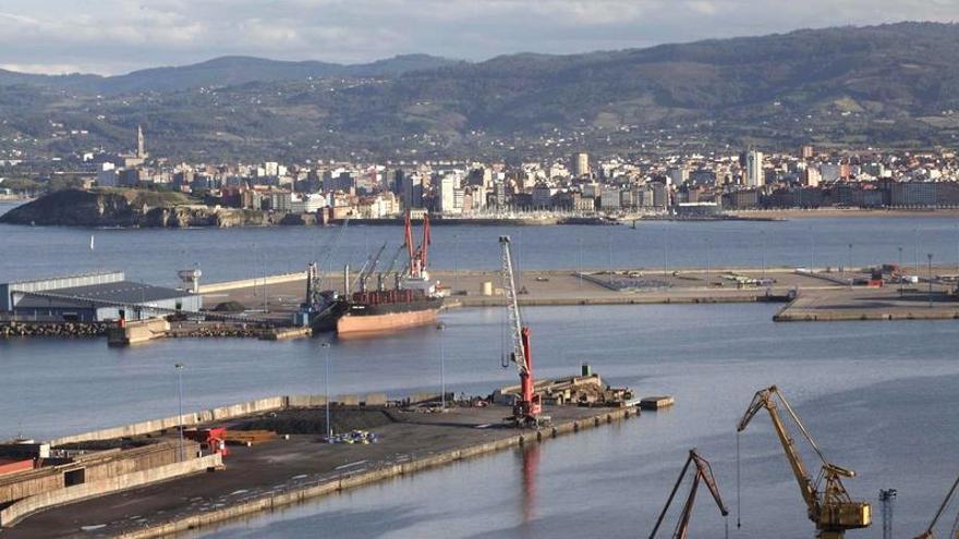 En primer término, el muelle Moliner y, al fondo, los muelles de La Osa, en El Musel. |