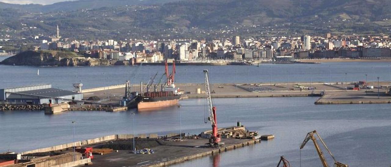 En primer término, el muelle Moliner y, al fondo, los muelles de La Osa, en El Musel. |