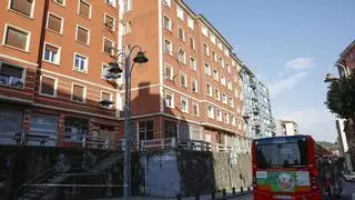 Uno de los vecinos del portal en el que un padre mató a su hija de 13 años en Bilbao: "Parecía que estaban vaciando la casa"