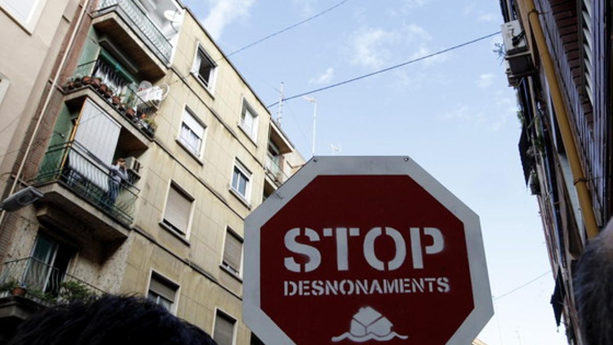 Pancarta contra los desahucios en Valencia, este lunes.