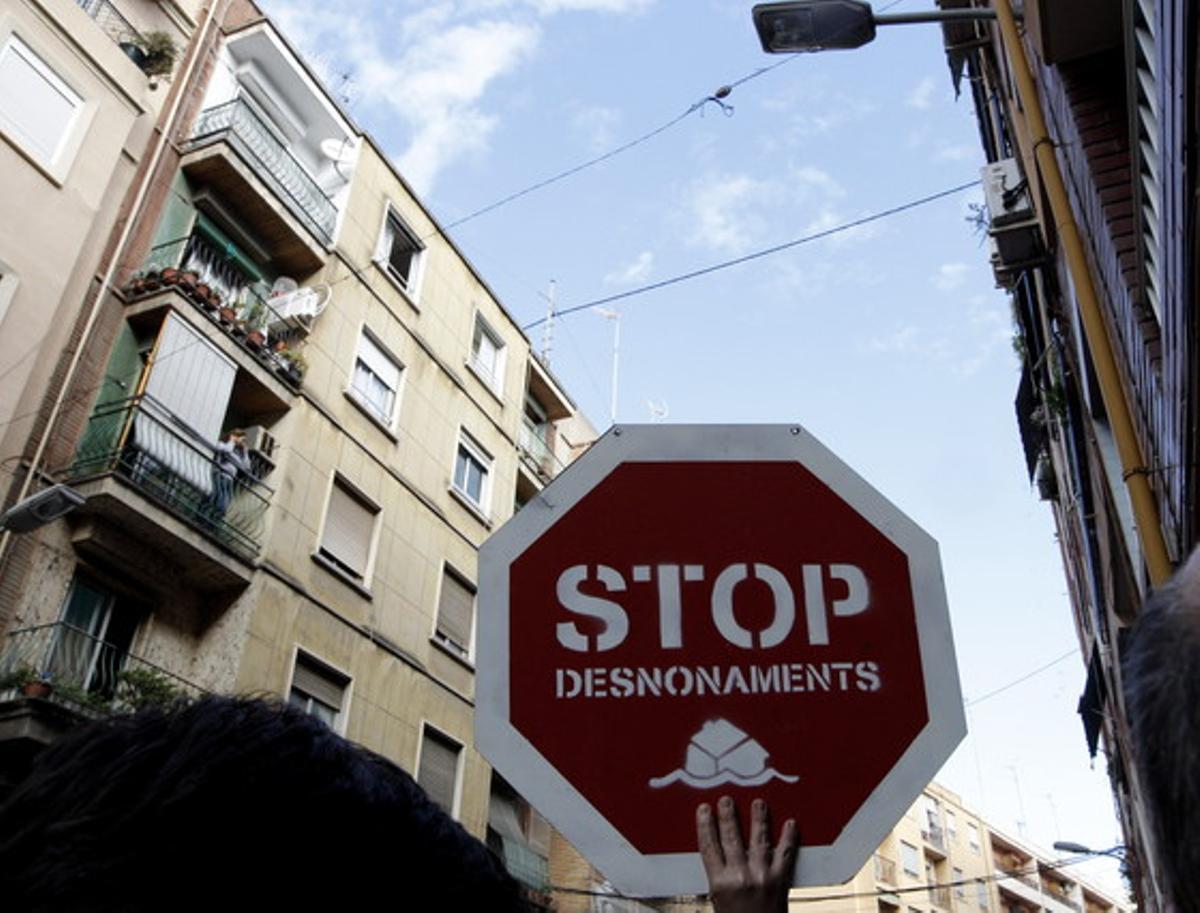 Pancarta contra els desnonaments a València, aquest dilluns.