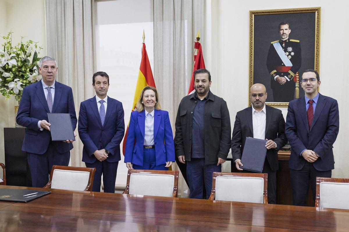 El CEO de Indra, José Vicente de los Mozos; el presidente de Indra, Ángel Escribano; la secretaria de Estado de Defensa, Amparo Valcarce; el presidente del Grupo EDGE, S.E. Faisal Al Bannai; el CEO de Edge, Hamad Al Marar y Alberto Ruiz Rodríguez, director general de Programas Industriales del ministerio de Industria.