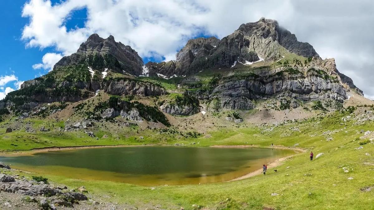 La ruta fácil de senderismo hasta un lago glaciar del Pirineo aragonés: es ideal para hacer en familia.