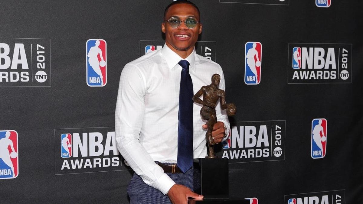 Westbrook posa con el trofeo que le acredita como MVP de la temporada