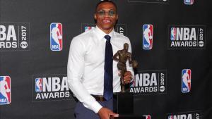 Westbrook posa con el trofeo que le acredita como MVP de la temporada 