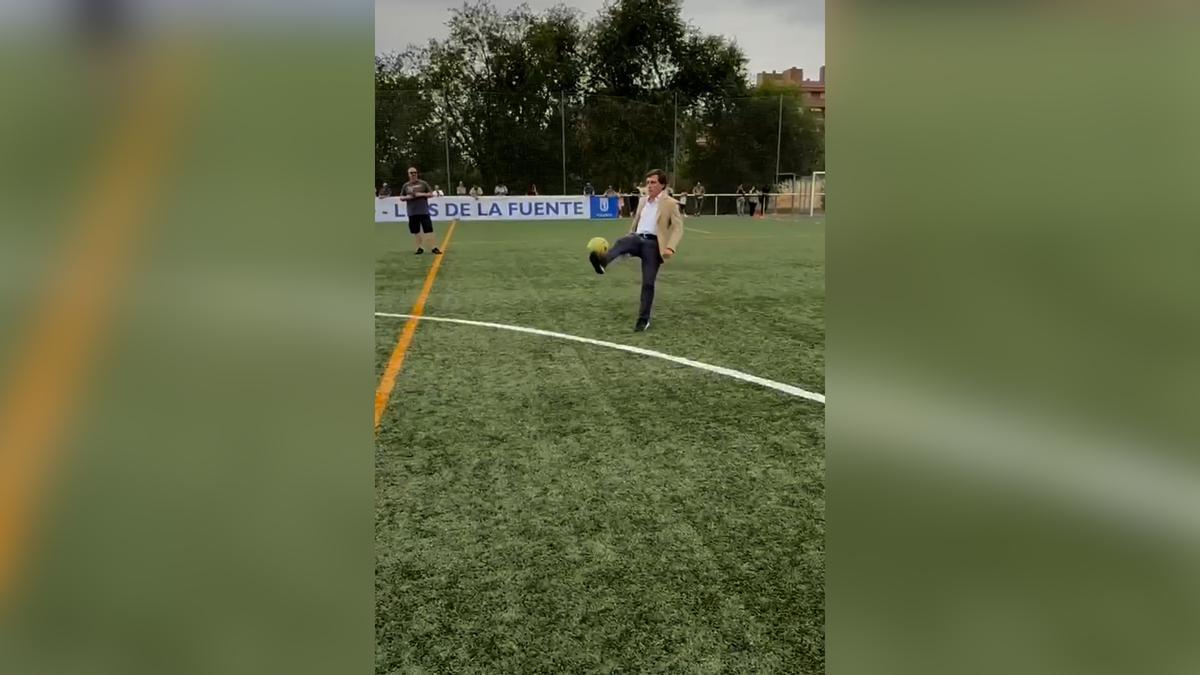 El alcalde de Madrid bromea con sus dotes para jugar al fútbol.00 00 00 06.Imagen fija001