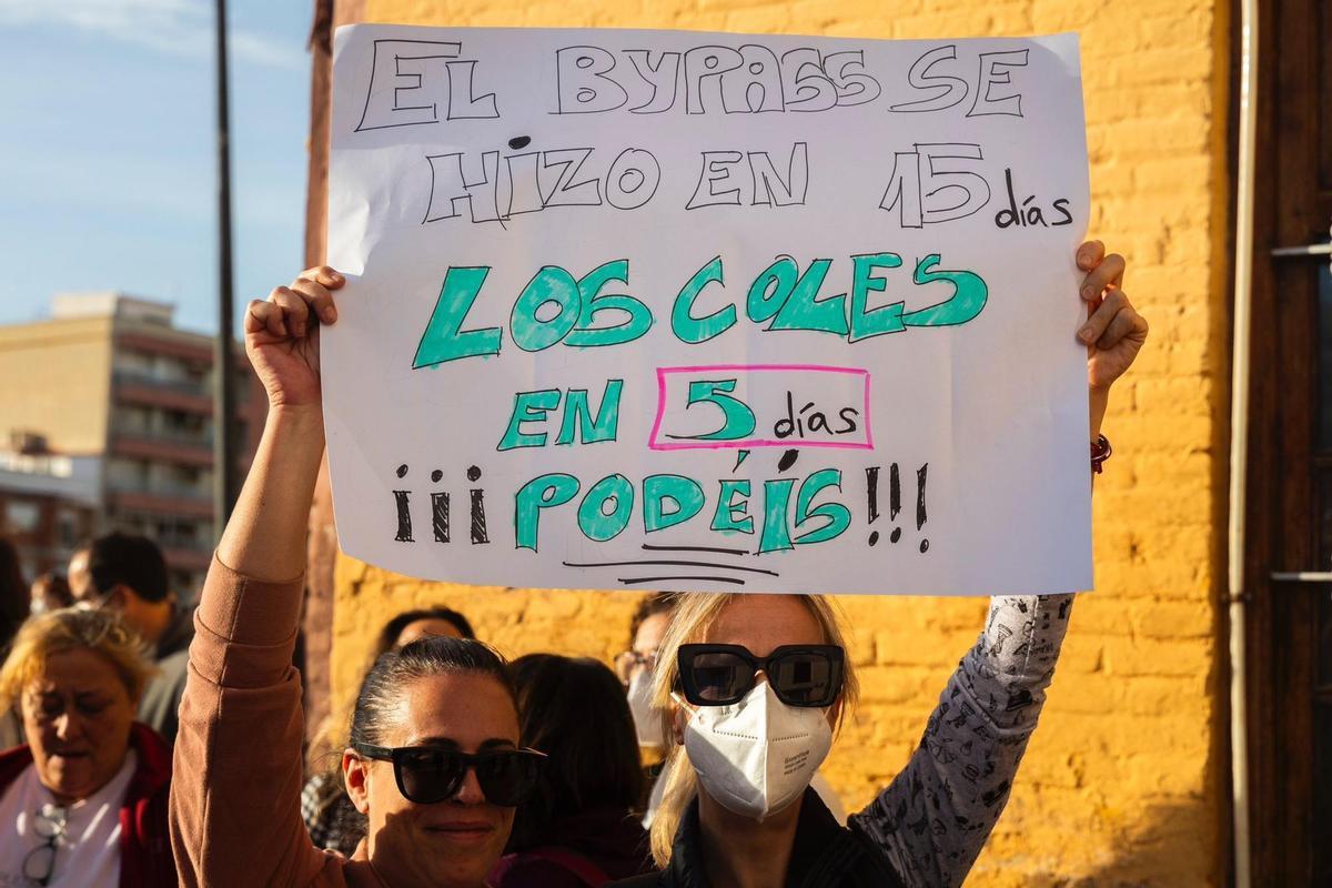 Concentración de la comunidad educativa de Paiporta.
