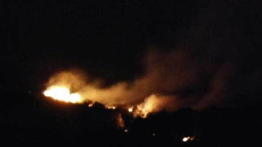 El incendio de Otás (Cangas del Narcea), ayer.