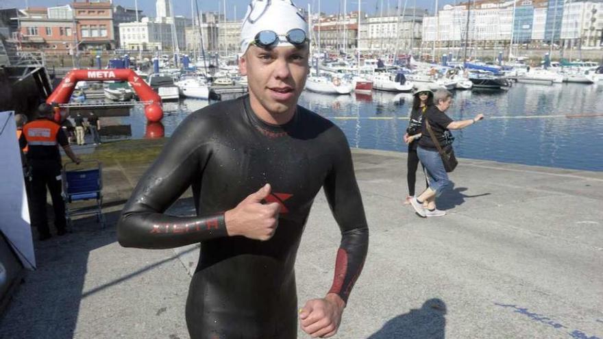 Sergio Campos levanta el dedo como ganador de la travesía A Coruña 10.000.