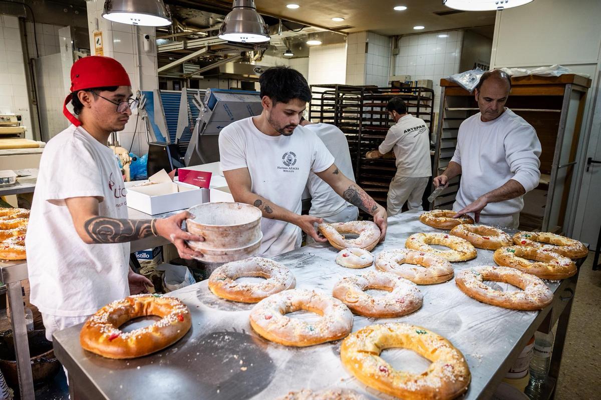 Preparación de los roscones para el día de Reyes en la pastelería Artepan de Zaragoza.