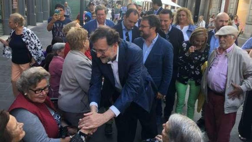 Rajoy saluda a vecinos de una calle de Las Palmas. // Europa Press