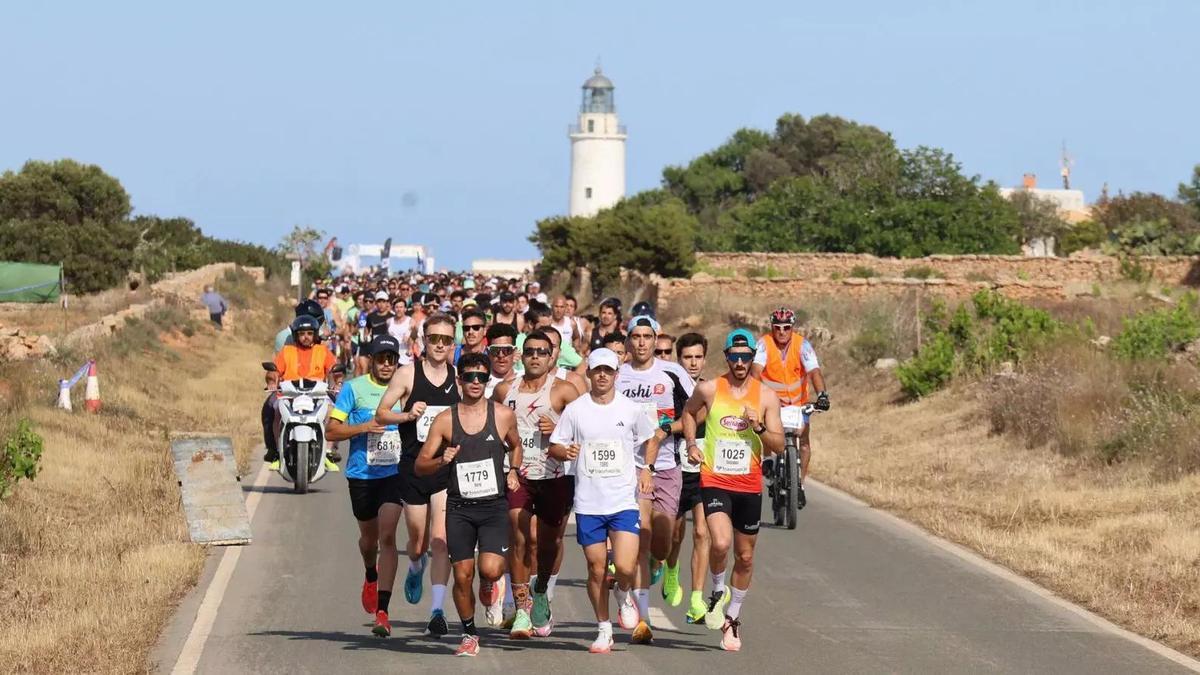 Los corredores a la salida de la Mitja Marató desde el Faro de la Mola.