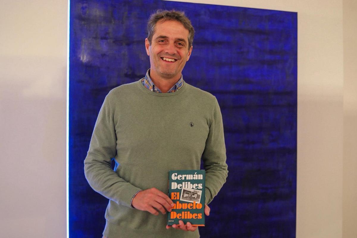Germán Delibes Caballero, con su libro.