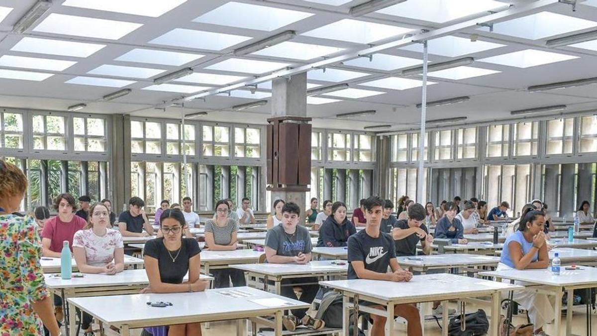 Estudiantes en el examen de la EBAU.