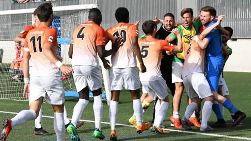 Els jugadors del Peralada, amb Chicho Pèlach entre ells, celebren un gol a Cornellà.