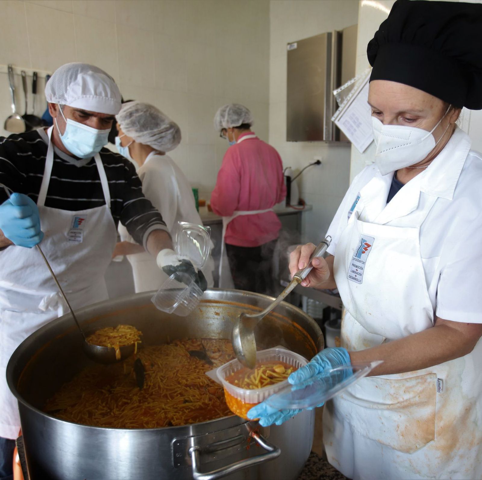 Preparación de menús que ofrece el comedor de los trinitarios.