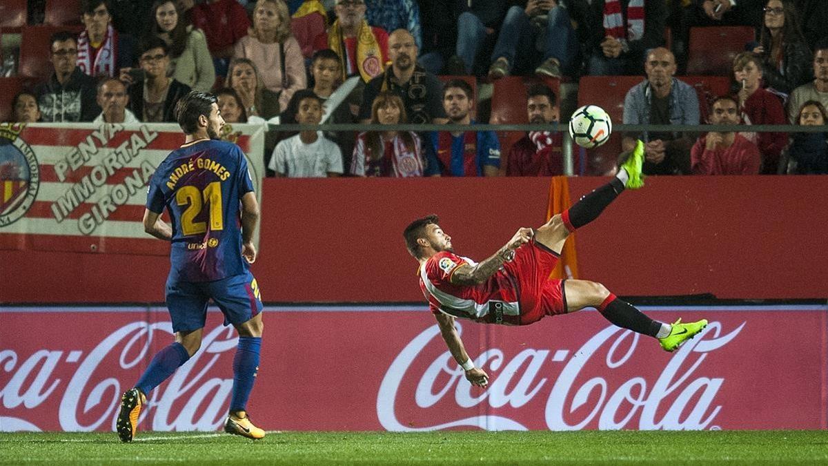 Portu remata de chilena ante André Gomes.