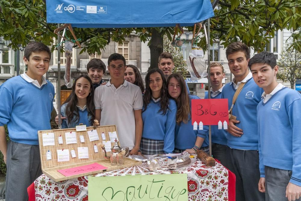 Mercadillo de escolares en el Paseo de Los Álamos de Oviedo