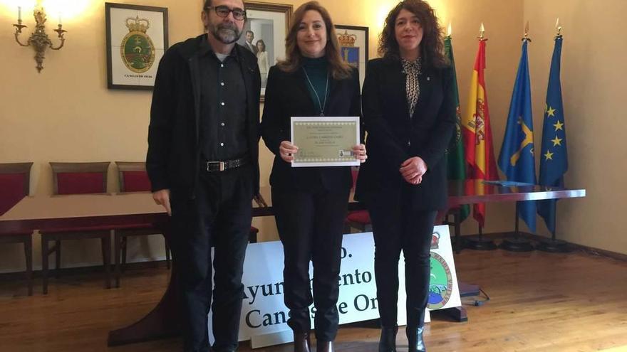 Luis Salcines, Laura Cabedo y Mónica Gutiérrez, concejala de Cultura de Cangas de Onís, ayer, durante la entrega del premio.