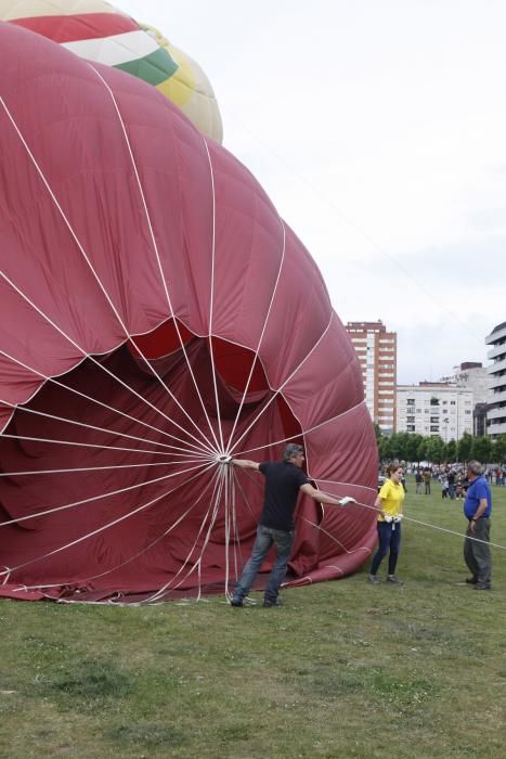 Salida de la regata de globos aerostáticos desde el "solarón", en Gijón.