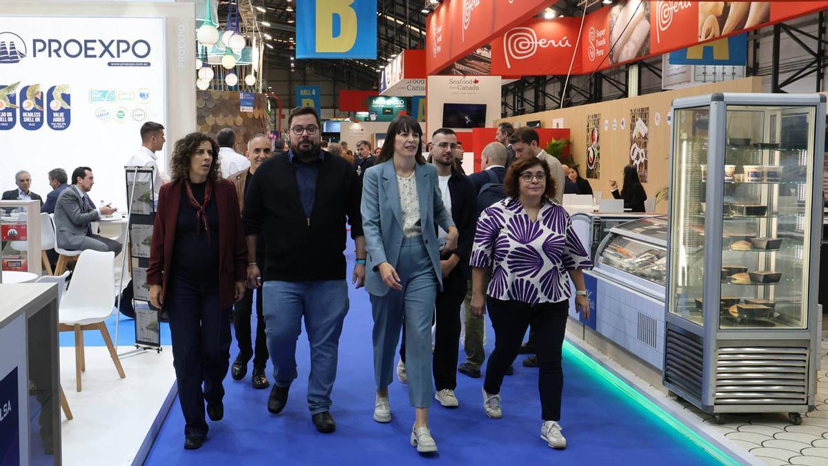 Ana Pontón recorre la feria durante la segunda jornada de Conxemar