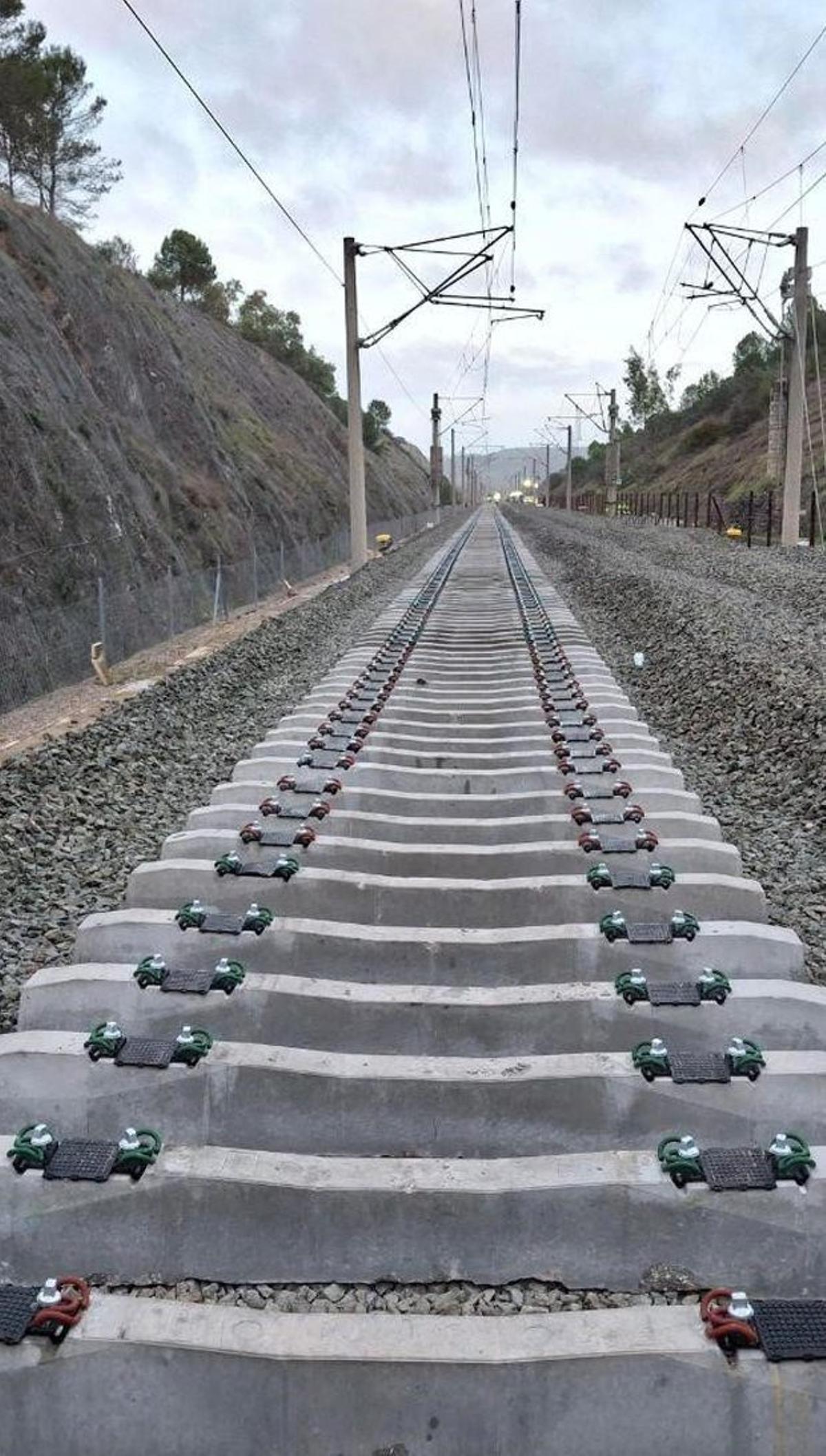 Catenarias de una vía ferroviaria