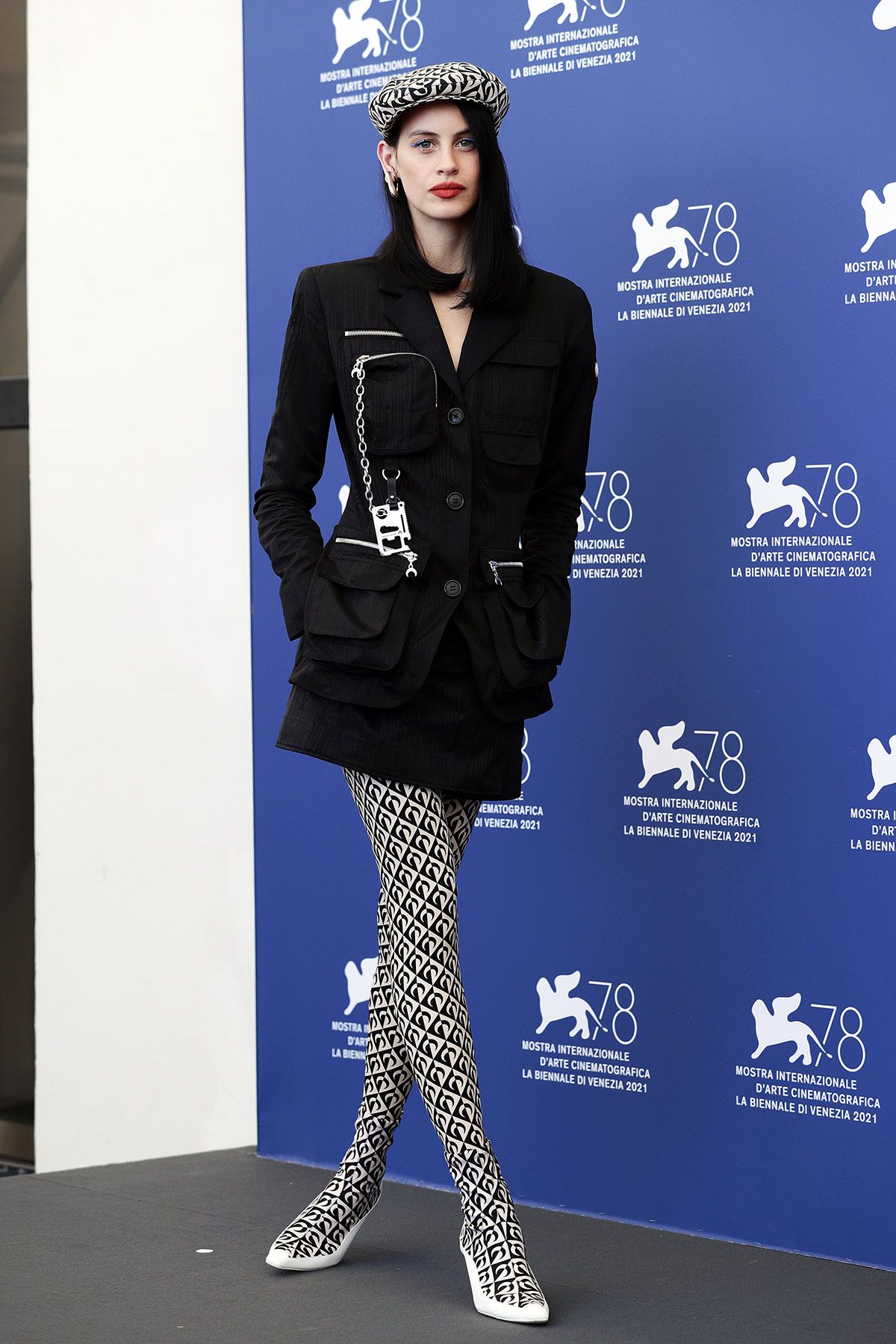 Milena Smit en la presentación de la película de Pedro Almodóvar en el Festival de Venecia 2021